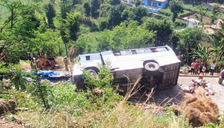 टिहरी में बड़ा हादसा: उड़ीसा के तीर्थयात्रियों की बस छत पर गिरी, तीन घायल, मची अफरातफरी