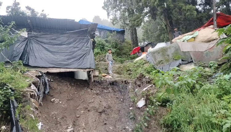 मसूरी में भूस्खलन से मकान ढहा, लोग सुरक्षित स्थानों पर शिफ्ट