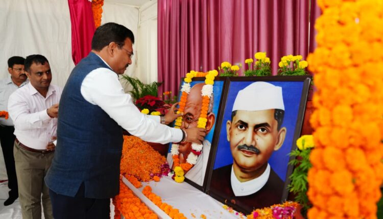 Chief Secretary Anand Bardhan paid tribute on Gandhi-Shastri Jayanti, administered the oath of 'Cleanliness is Service'