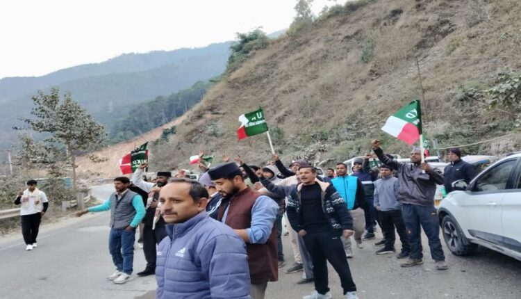 Diwakar Bhatt's ashes arrive in Rudraprayag, with tributes and chants of "Long live Diwakar Bhatt" echoing.